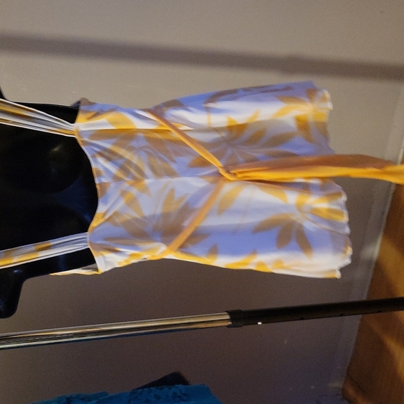 White Top with Yellow Floral Pattern - Picture 4 of 8